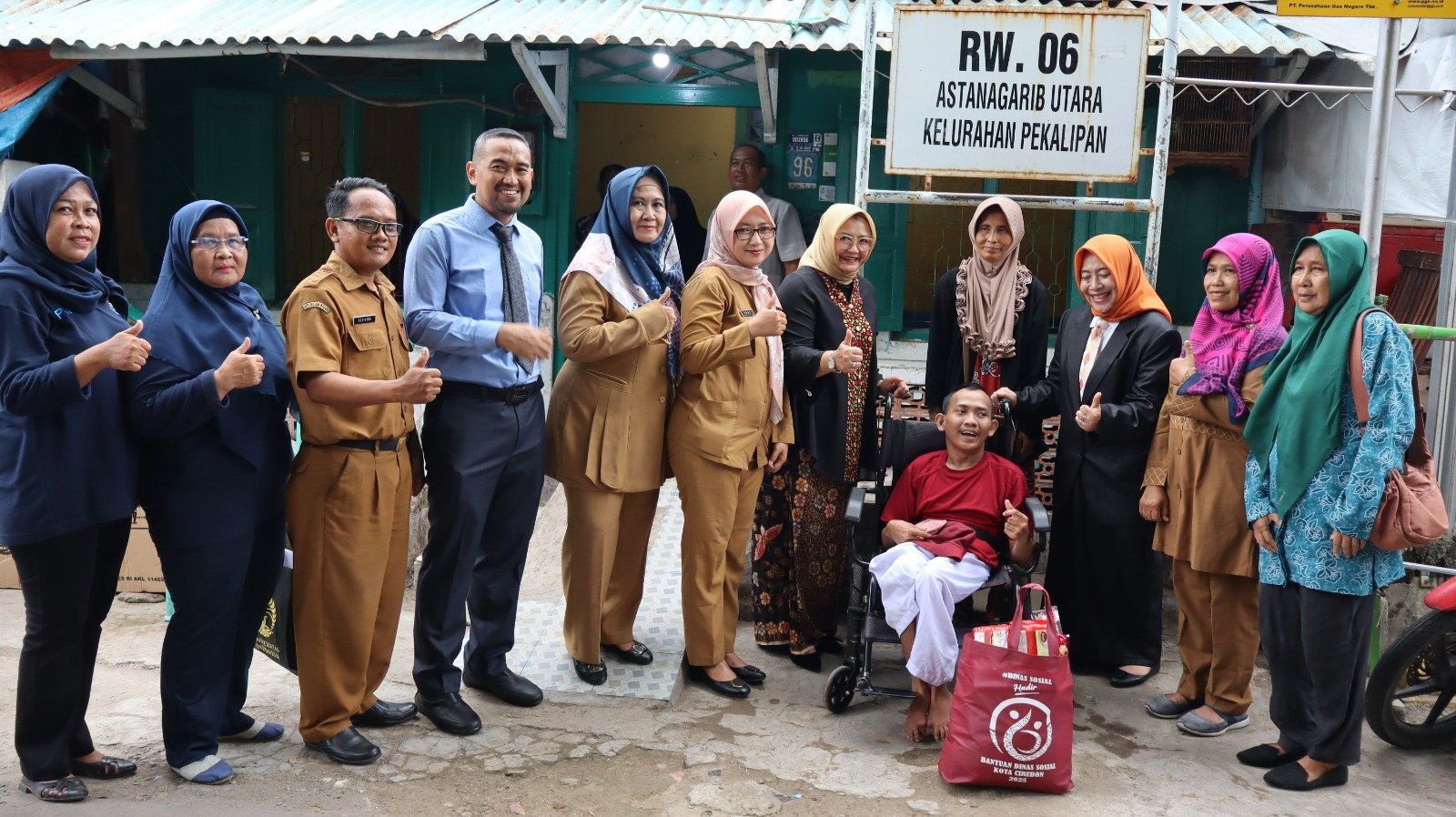 Penyerahan Bantuan Kursi Roda dan Permakanan bagi Penyandang Disabilitas di RW 06 Astanagarib Utara Kelurahan Pekalipan